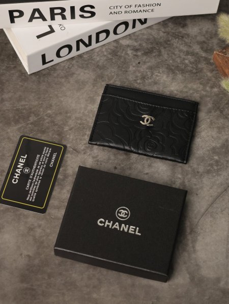 جزدان رجالي CHANEL مع علبة.