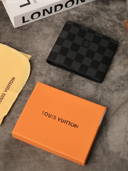 جزدان رجالي LOUIS VUITTON.