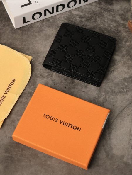 جزدان رجالي LOUIS VUITTON.