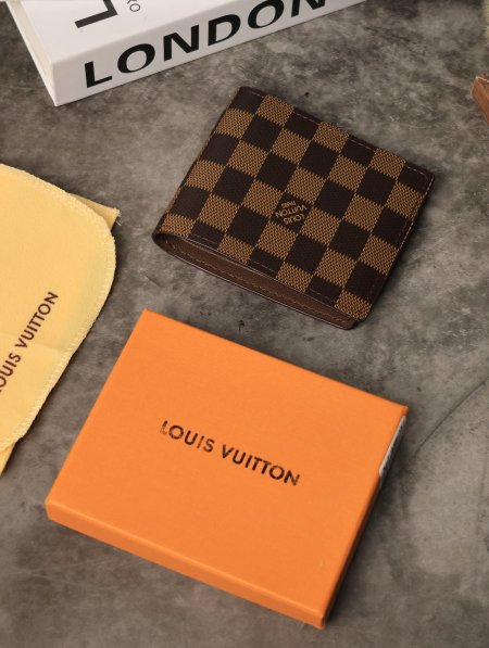 جزدان رجالي LOUIS VUITTON.