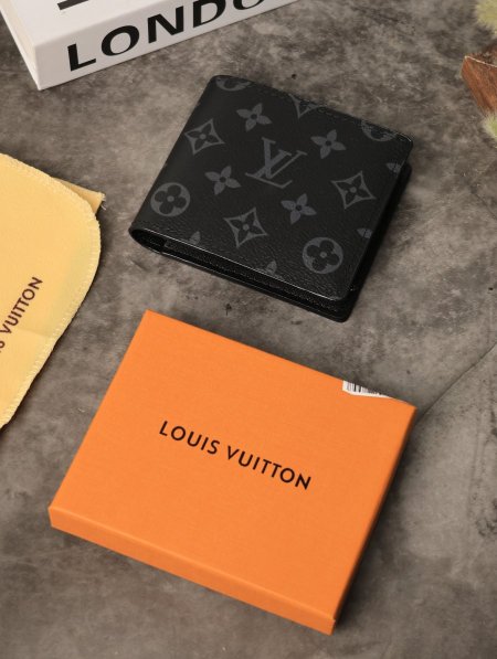 جزدان رجالي LOUIS VUITTON.