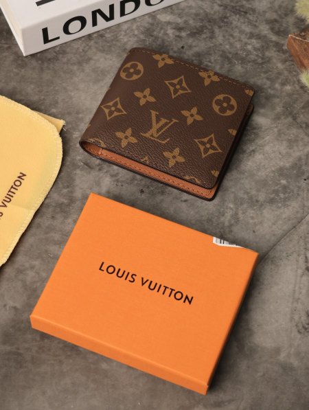 جزدان رجالي LOUIS VUITTON.