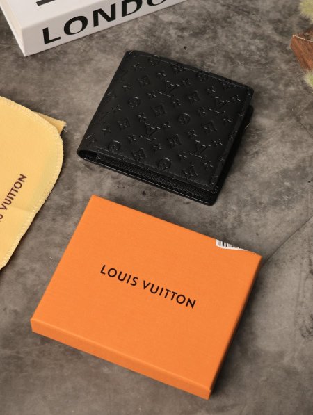 جزدان رجالي LOUIS VUITTON.