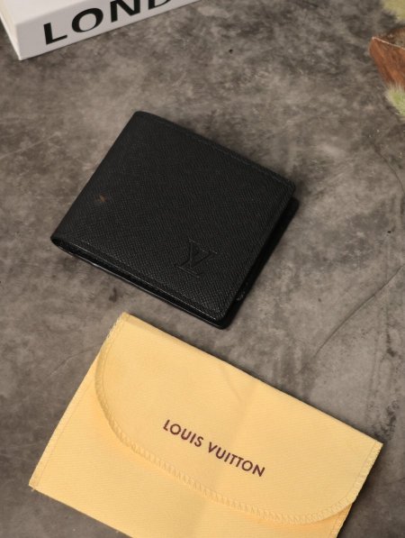 جزدان رجالي LOUIS VUITTON.
