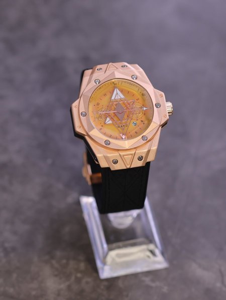 ساعة يد شبابية من HUBLOT.