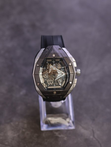 ساعة يد شبابية من HUBLOT.