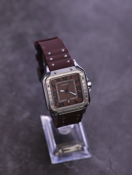 ساعة يد شبابية من CARTIER.