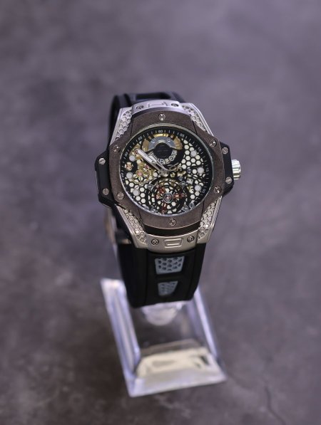 ساعة يد شبابية من CARTIER.