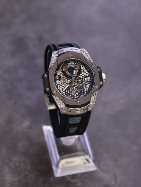 ساعة يد شبابية من HUBLOT.