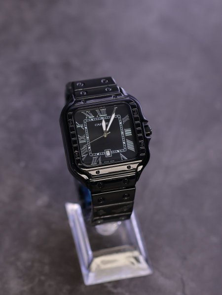 ساعة يد شبابية من CARTIER.