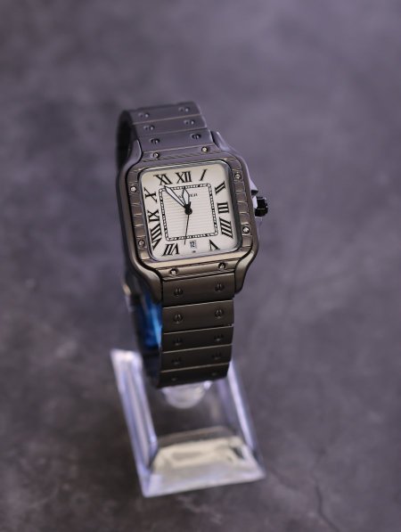 ساعة يد شبابية من CARTIER.