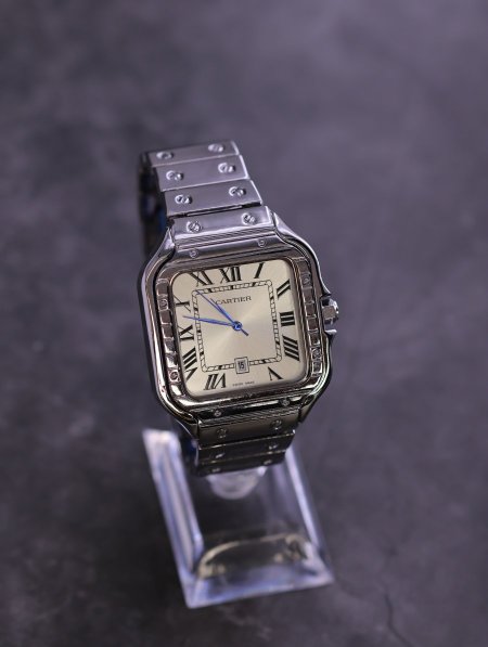 ساعة يد شبابية من CARTIER.