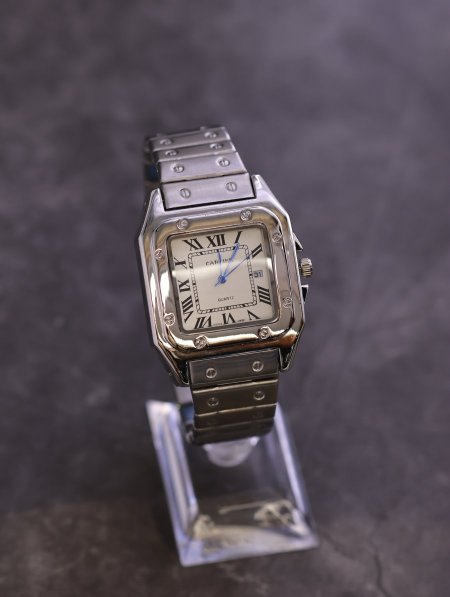 ساعة يد شبابية من CARTIER.