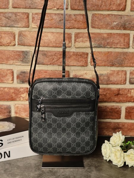 شنطة كتف GUCCI.