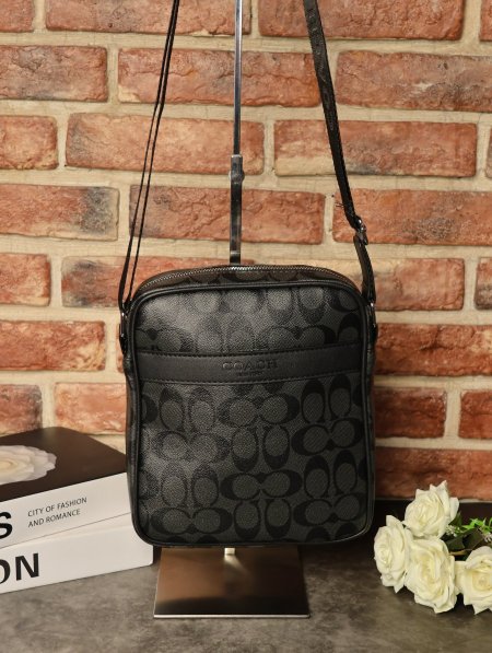 شنطة كتف COACH.
