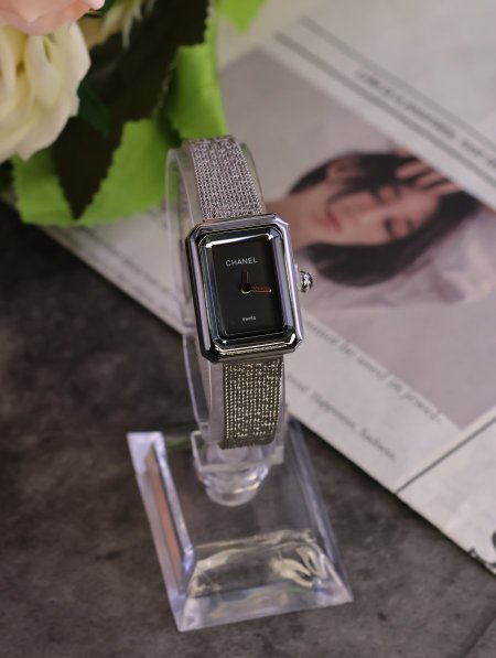 ساعة نسائية CHANEL ماستر كوبي.