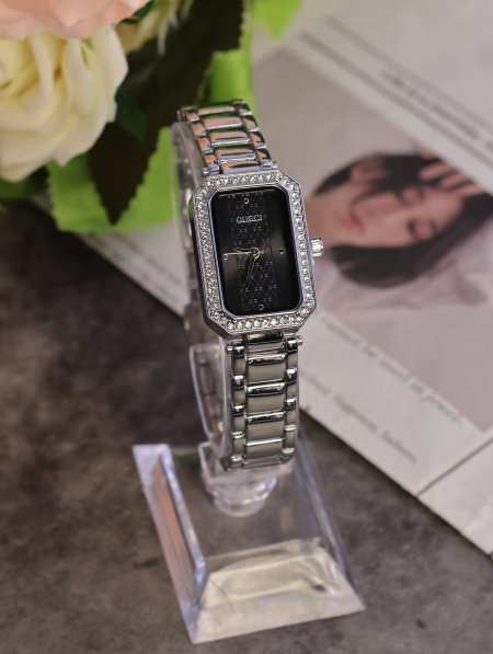 ساعة نسائية GUCCI ماستر كوبي.