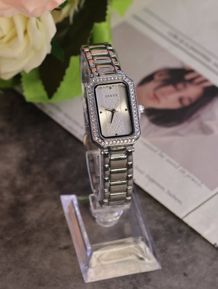 ساعة نسائية GUCCI ماستر كوبي.