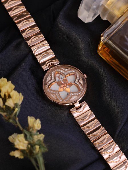 ساعة نسائية LOUIS VUITTON ماستر كوبي.