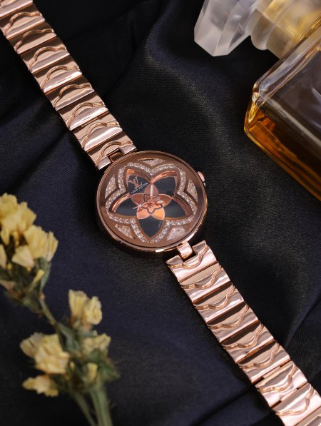 ساعة نسائية LOUIS VUITTON ماستر كوبي.