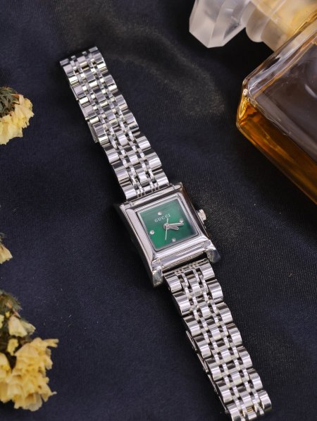 ساعة نسائية GUCCI ماستر كوبي.