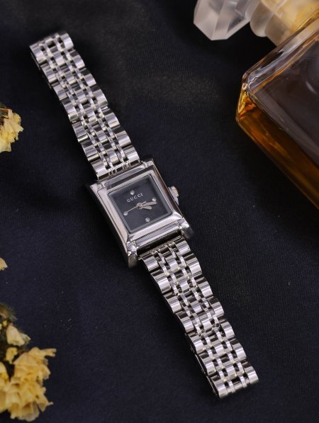 ساعة نسائية GUCCI ماستر كوبي.