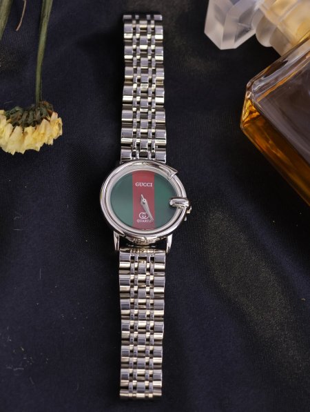 ساعة نسائية GUCCI ماستر كوبي.
