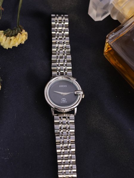ساعة نسائية GUCCI ماستر كوبي.