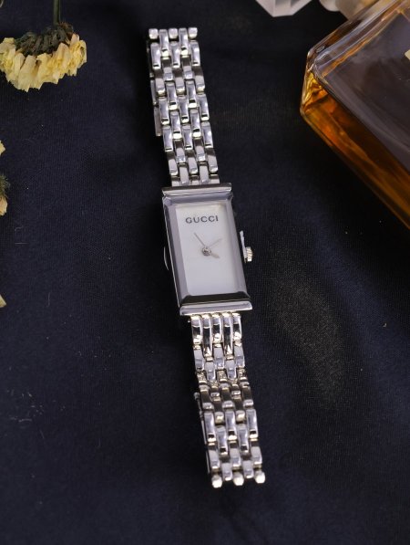ساعة نسائية GUCCI ماستر كوبي.