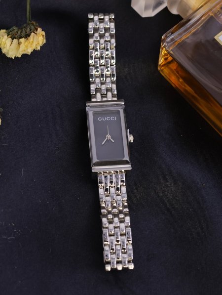 ساعة نسائية GUCCI ماستر كوبي.