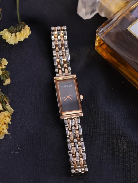 ساعة نسائية GUCCI ماستر كوبي.