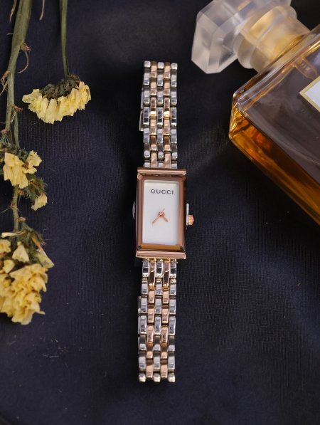 ساعة نسائية GUCCI ماستر كوبي.