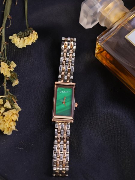 ساعة نسائية GUCCI ماستر كوبي.
