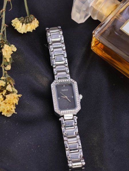 ساعة نسائية  GUCCI ماستر كوبي.