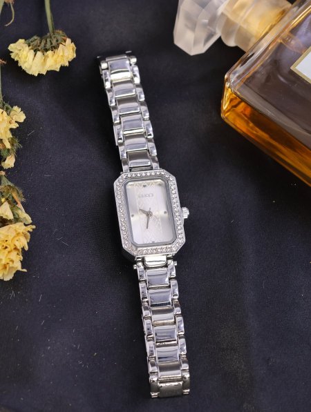 ساعة نسائية  GUCCI  ماستر كوبي.