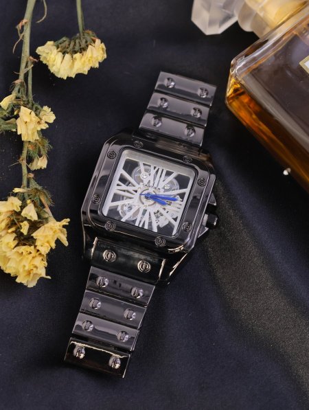 ساعة يد شبابية من CARTIER.