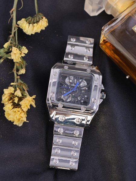 ساعة يد شبابية من CARTIER.