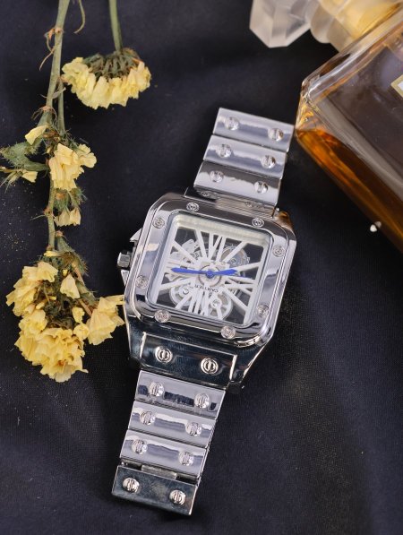 ساعة يد شبابية من CARTIER.