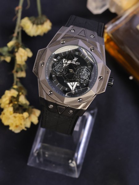 ساعة يد شبابية من HUBLOT.