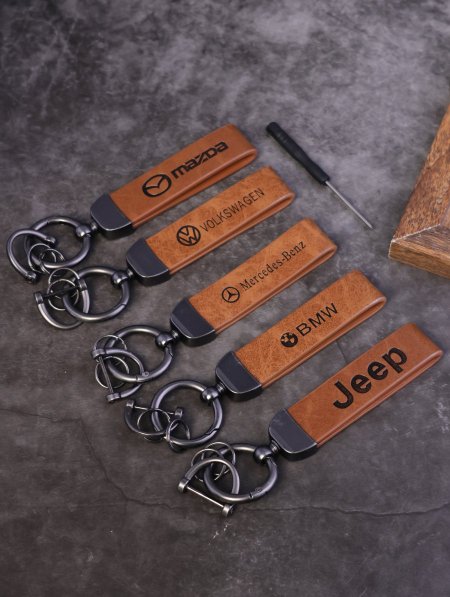 مديليات جلد مع شعارات لماركات السيارات.