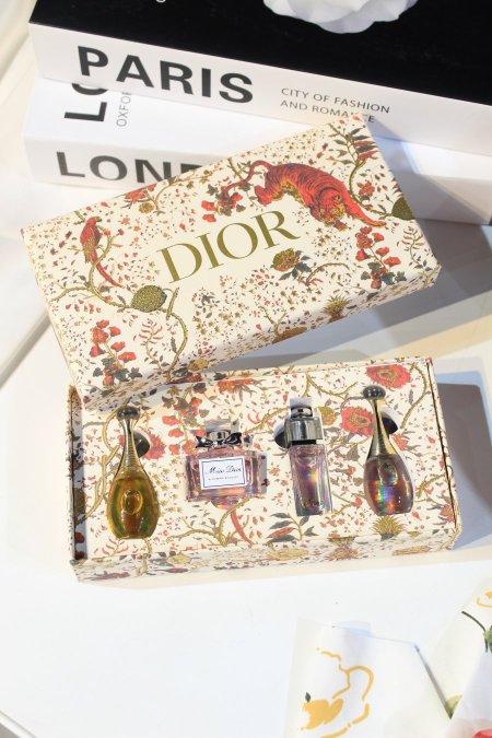 طقم عطر 4 علب من DIOR.