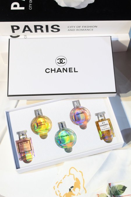 طقم عطر 5 علب من CHANEL.