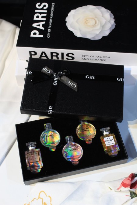 طقم عطر 5 علب من CHANEL.
