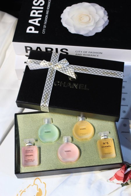 طقم عطر 5 علب من CHANEL.