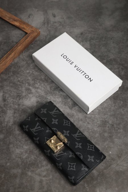 جزدان نسائي LOUIS VUITTON مع علبة.