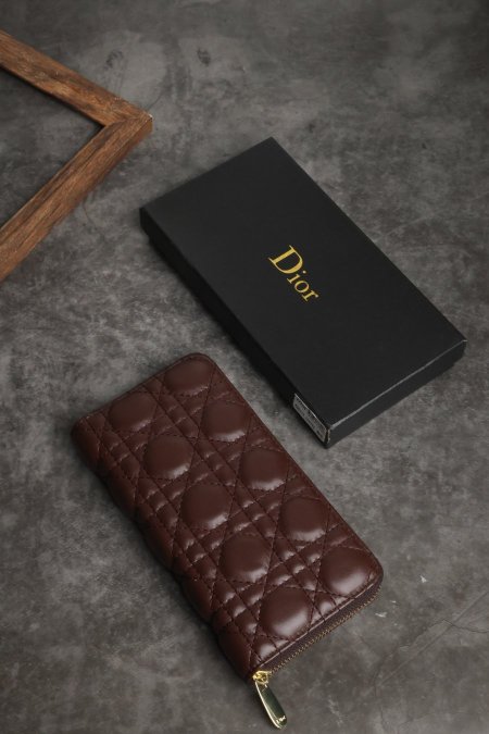 جزدان نسائي DIOR مع علبة.
