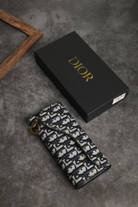جزدان نسائي DIOR  مع علبة.
