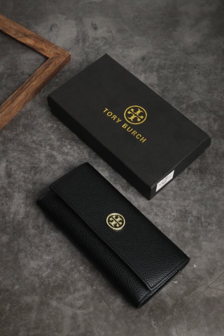جزدان نسائي TORY BURCH مع علبة.