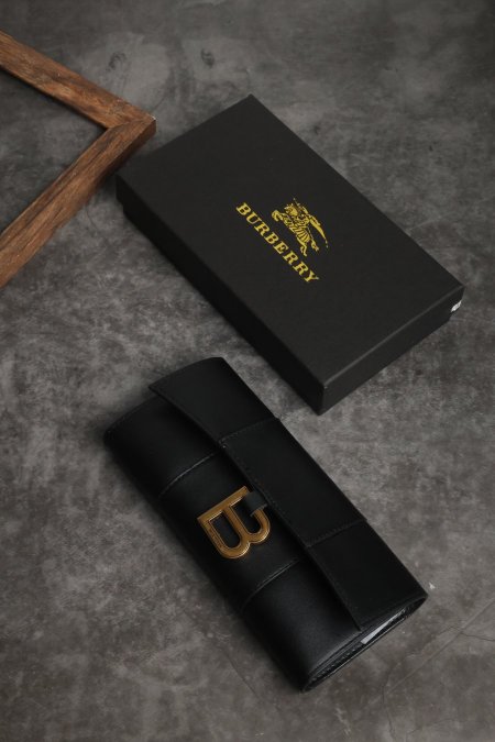 جزدان نسائي BURBERRY مع علبة.