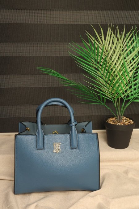 شنطة burberry.